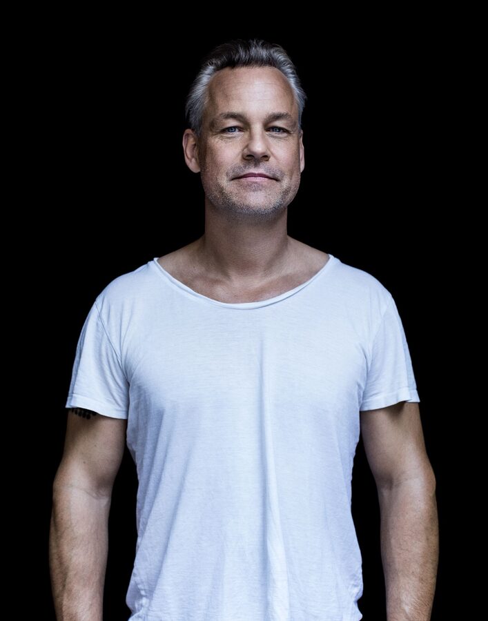 Henrik Schyffert i vit t-shirt